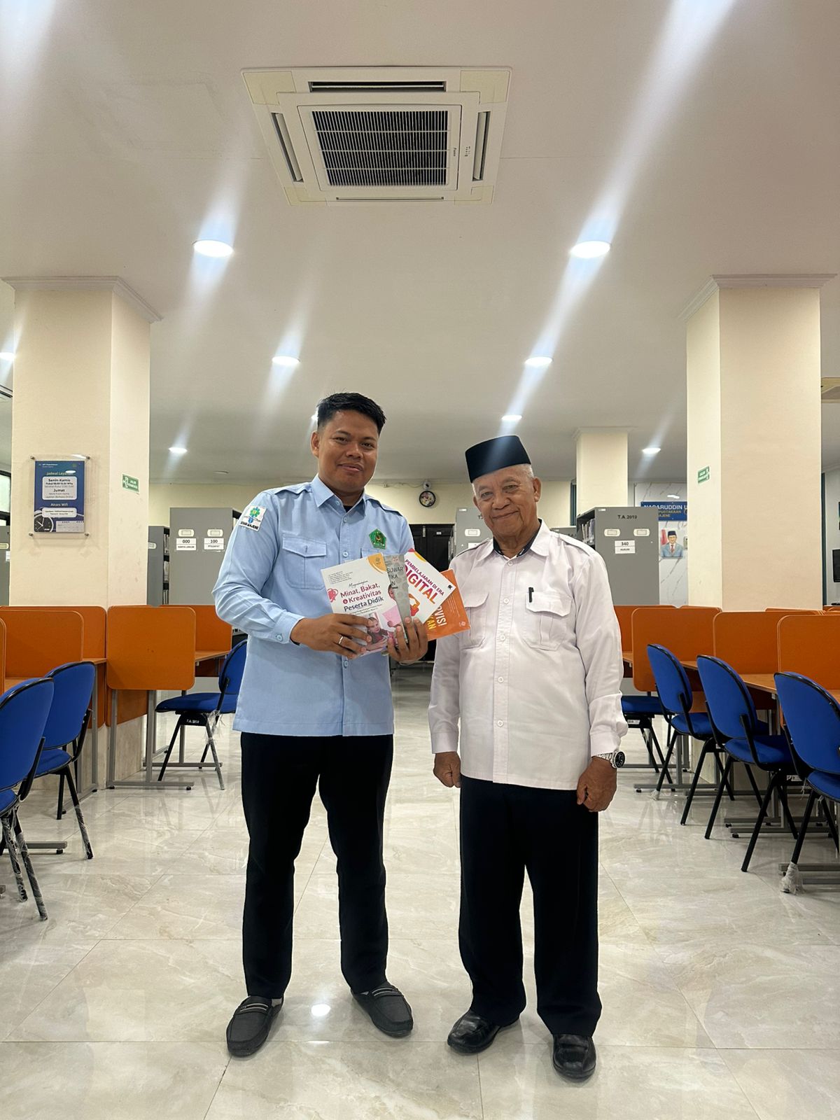 Prof. Dr. Anwar Sewang, M.Ag. Hibahkan Empat Buku Karyanya untuk Perpustakaan STAIN Majene